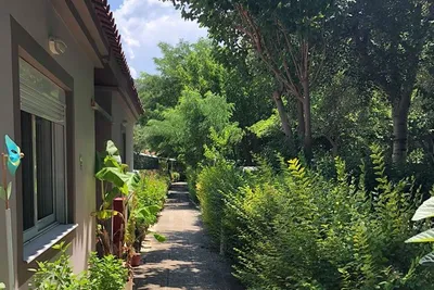 Camping Loutsa - Mobilheime im Grünen auf dem Campingplatz