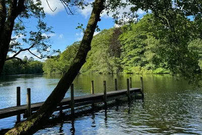 Ly Outdoor Camp   Ly Outdoor Camp - Blick auf den See mit Steg