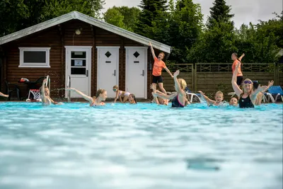 Lyngholt Familiecamping - Pool im Freien auf dem Campingplatz