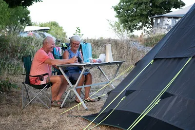 Møn Strandcamping - Ulvshale  -  Camper auf dem Wohnwagen- und Zeltstellplatz vom Campingplatz im Grünen