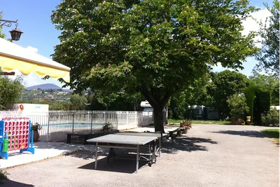 Camping Magali  - Tischtennis am Pool vom Campingplatz