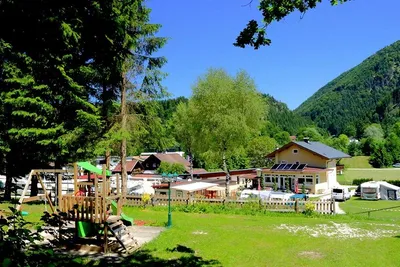 Camping Maier - Kinderspielplatz mit dem Campingplatz im Hintergrund