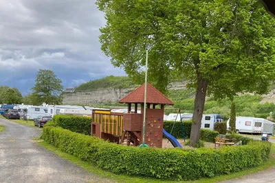 Main Camp Resort - Spielplatz mit Rutsche und Schaukel auf dem Campingplatz