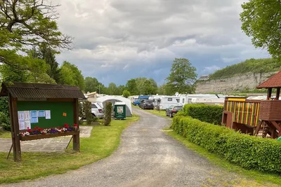 Main Camp Resort - Stellplätze, Spielplatz und Informationstafel auf dem Campingplatz