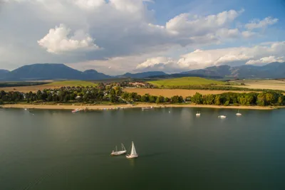 Mara Camping / ATC Liptovský Trnovec - Blick auf den Campingplatz vom See aus