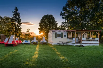 Mara Camping / ATC Liptovský Trnovec - Mobilheim mit überdachter Veranda auf dem Campingplatz