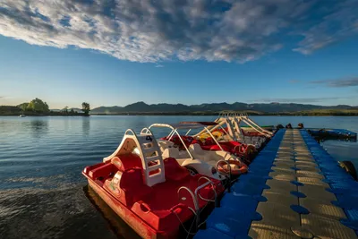 Mara Camping / ATC Liptovský Trnovec - Verleihbare Tretboote am Steg auf den See