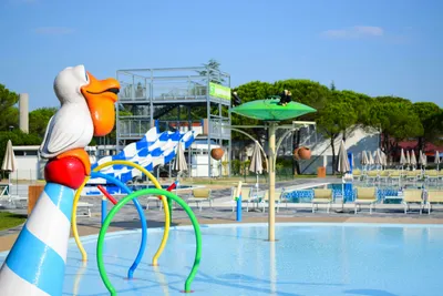 Marina Julia Family Camping Village  Marina Julia Camping Village - Wasserpark mit Liegestühlen und Sonnenschirmen