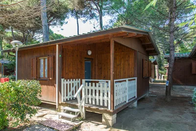 Camping Villaggio del Sole  - Mobilheim  im Schatten der Bäume auf dem Campingplatz