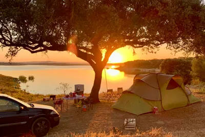 Camping Markádia - Zeltplatz mit Blick auf den See bei Sonnenuntergang