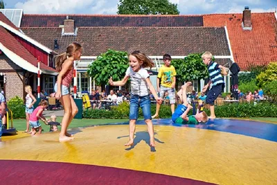Marveld Recreatie - Spielende Kinder auf dem Campingplatz