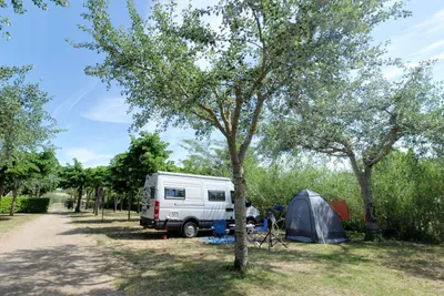 Massimo Camping  -  Wohnwagen- und Zeltstellplatz im Grünen auf dem Campingplatz
