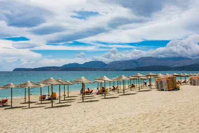 Camping Meltemi - Sandstrand mit Liegestühlen und Sonnenschirmen