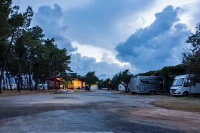 Camping Meltemi - Standplätze zwischen Bäumen