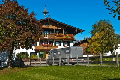 Camping Michelnhof  -  Wohnmobil vor Bauernhaus  auf dem Campingplatz