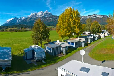Camping Michelnhof - Panorama des Campingplatzes mit Blick auf die Berge