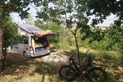 Minicamping Rocca di Sotto - Campervan-Stellplatz im Schatten der Bäume