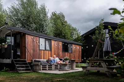Minicamping de Reekens  - Mobilheim mit Veranda auf dem Campingplatz