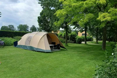 Minicamping Achterhoeks Goed - Zeltplatz zwischen den Bäumen auf dem Campingplatz