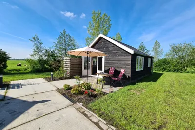 Minicamping De Kan Hoeve - Mobilheim mit kleiner Terrasse und Sonnenschirm