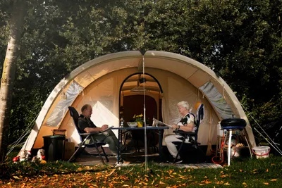 Minicamping de Reekens - Großes Zelt im Schatten der Bäume