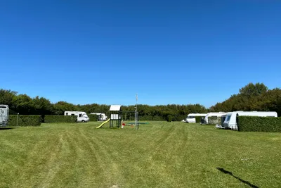 Mini Camping Klaproosje - Kinderspielplatz auf der Standplatzwiese