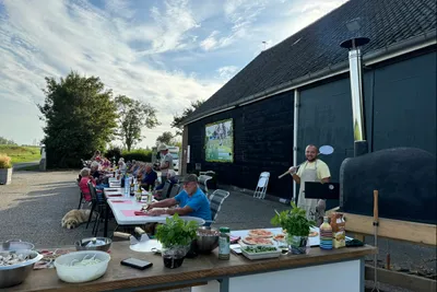 Minicamping Klaverwijk - Gäste beim gemeinsamen Essen auf dem Campingplatz