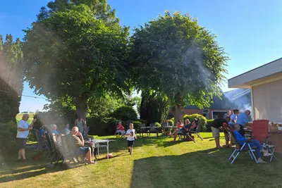 Minicamping Klaverwijk - Gäste sitzen gemeinsam auf dem Campingplatz und grillen