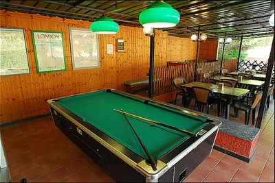 Camping Miraflores - Billardtisch auf einer überdachten Terrasse mit Sitzgelegenheiten daneben