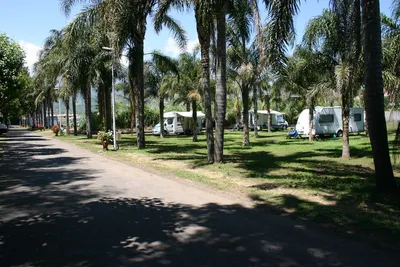 Camping Mokambo - Wohnwagen und Wohnmobile unter Palmen auf dem Campingplatz