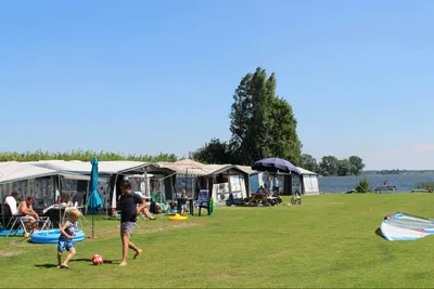 Molecaten Park Flevostrand  -  Camper auf dem Stellplatz vom Campingplatz mit direktem Zugang zum See