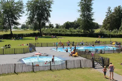 Molecaten Park Flevostrand  - Liegewise am Pool vom Campingplatz