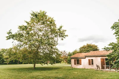 Camping Moncontour Active Park - Blick auf die Wiese auf dem Campingplatz