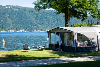 Camping Monte Generoso - Gäste entspannen sich auf der Wiese am See 