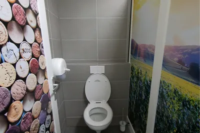 Moselcampingplatz Pünderich - Sanitärgebäude mit WC Kabinen auf dem Campingplatz