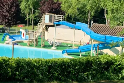 camping du moulin - Campingplatz mit Pool, Wasserrutsche, Liegestühlen und Sonnenschirmen