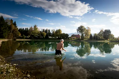 Camping Murinsel - badender Camper im See am Campingplatz