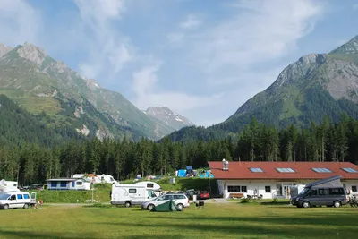 Nationalpark-Camping - Wohnmobil- und  Wohnwagenstellplätze in der Sonne mit Blick auf die Berge auf dem Campingplatz