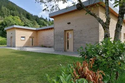 Natur-Camp Tannenfels - Außenansicht des Sanitärgebäudes