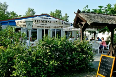 Naturcamp Pruchten - Restaurant mit Terasse und Sonnenschirmen auf dem Campingplatz