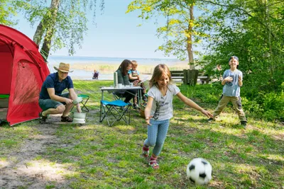 Naturcampingplatz Bolter Kanal - Familie mit Zelt am Ufer