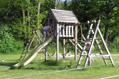 Naturcamping Buchholz  - Kinder auf dem Spielplatz vom Campingplatz auf grüner Wiese
