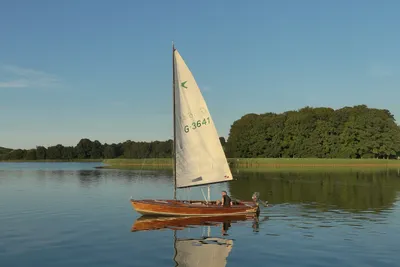 Naturcamping Hellör - Gast beim Segeln auf dem See vor dem Campingplatz