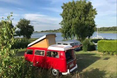 Naturcamping Hellör - Stellplätze im Schatten unter Bäumen am See auf dem Campingplatz