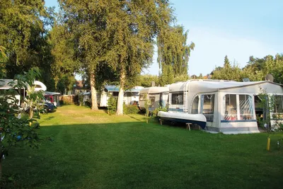 Naturcamping Kirchsee - Wohnmobil- und  Wohnwagenstellplätze im Schatten der Bäume