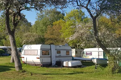 Naturcamping Seekamp - Wohnmobil un Wohnwagen Stellplaetze auf der Wiese