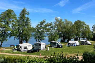 Naturcamping Zwei Seen - Blick auf die Standplätze am Ufer des Sees