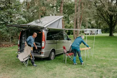 Natuurkampeerterrein Het Hallse Hull - Camper bauen ihren Standplatz auf