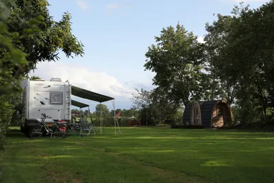 Mini Camping Singel - Standplätze im Grünen auf dem Campingplatz