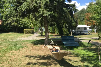 Nibelungen-Camping am Schwimmbad - Junge in einer Hängematte auf dem Wohnwagen- und Zeltstellplatz vom Campingplatz